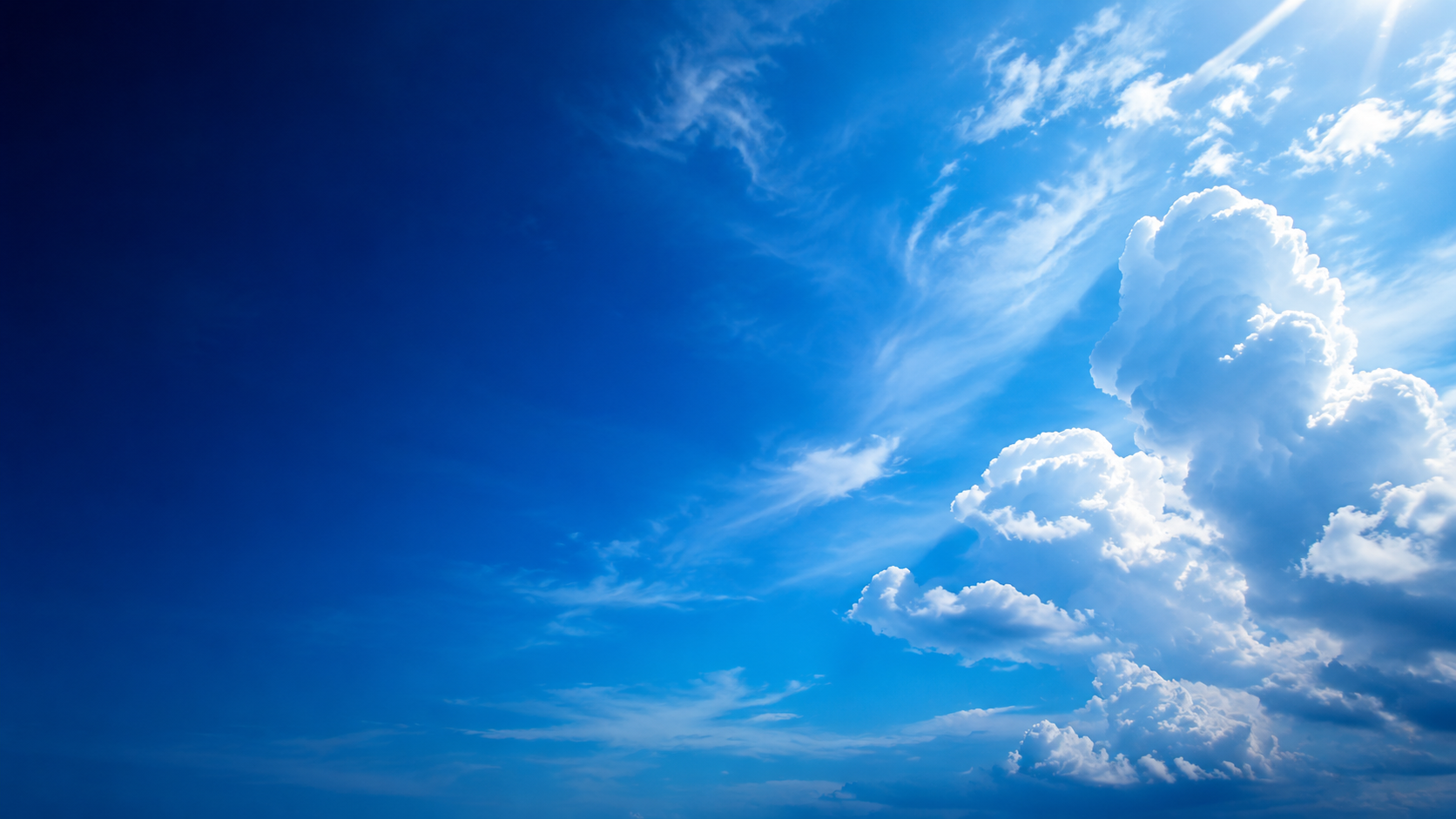 Cielo azul con nubes, fondo tecnológico de Mu Admixtures